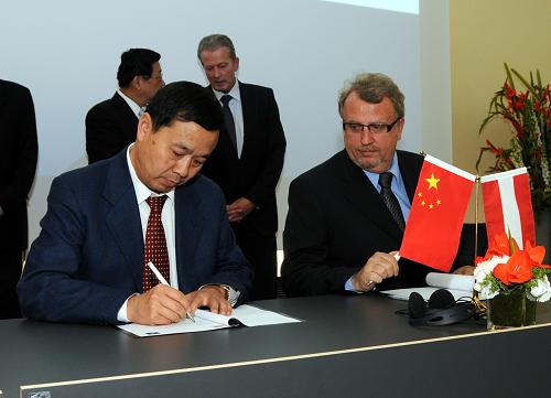 5月19日,兩國(guó)企業(yè)家在論壇現(xiàn)場(chǎng)簽署合作協(xié)議。當(dāng)日,中國(guó)商務(wù)部長(zhǎng)陳德銘率領(lǐng)的中國(guó)大型采購(gòu)團(tuán)在維也納與奧地利各方簽署了17項(xiàng)經(jīng)濟(jì)貿(mào)易協(xié)議,合同金額超過(guò)9億美元。來(lái)自中奧兩國(guó)經(jīng)濟(jì)界、企業(yè)和政治界的約300名代表出席了論壇。 新華社記者 劉鋼 攝