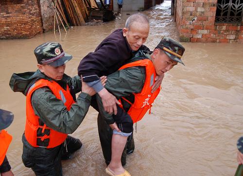 5月21日,江西新余市武警消防官兵在分宜縣楊僑鎮(zhèn)轉(zhuǎn)移受災(zāi)群眾。當(dāng)日,5月份第五輪強(qiáng)降雨侵入江西,暴雨引發(fā)洪水,導(dǎo)致部分鄉(xiāng)鎮(zhèn)受災(zāi)嚴(yán)重,房屋倒塌、農(nóng)田被淹。其中,新余市緊急轉(zhuǎn)移了9000多名被洪水圍困的群眾。新華社記者 周科 攝