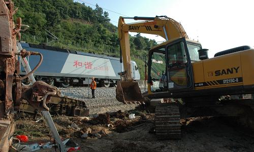 5月24日,一列通行的列車(chē)從施工現(xiàn)場(chǎng)經(jīng)過(guò)。根據(jù)中央氣象臺(tái)預(yù)報(bào),我國(guó)南方地區(qū)5月26日又將出現(xiàn)大規(guī)模降雨。為防止發(fā)生新的次生災(zāi)害,滬昆鐵路脫線事故線路搶通后,南昌鐵路局調(diào)集300多名鐵路職工、5臺(tái)大型挖掘機(jī)和2臺(tái)軌道車(chē)加緊施工,清除鐵路線旁堆積的砂石泥土,加固塌方路段的山體護(hù)坡。新華社記者 胡錦武 攝