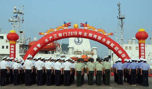 5月25日,海事、海警、水產(chǎn)三部門2010北部灣聯(lián)合巡航啟動儀式舉行。當日,由廣西海事、海警、水產(chǎn)3個海上部門和廣東海事局組成的北部灣聯(lián)合巡航執(zhí)法活動正式啟動。這次聯(lián)合巡航執(zhí)法活動是近年來海事、海警、水產(chǎn)3部門維護海上通航和治安秩序全面合作的首次行動,也是維護國家南海主權(quán),全力打造北部灣海上綠色通道的重要內(nèi)容。新華社記者 程群 攝