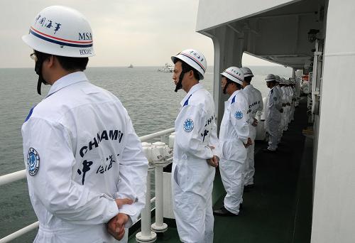 5月25日,海巡船“海巡31”船員正在列隊。新華社記者 程群 攝