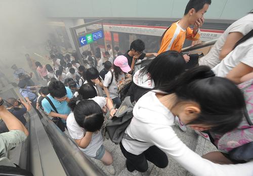5月26日,地鐵“火災(zāi)”發(fā)生后,“乘客”在公安和地鐵人員的指揮下迅速下車、撤離車站。當(dāng)日,南京市軌道交通運(yùn)營突發(fā)事件應(yīng)急演練,在即將開通的南京地鐵二號線興隆大街站舉行。演練模擬地鐵火災(zāi)事故造成人員受困的突發(fā)事件,由交通、公安、消防、衛(wèi)生、交管等各有關(guān)部門按職責(zé)迅速啟動應(yīng)急預(yù)案,采取有效搶險(xiǎn)救援措施,成功消除險(xiǎn)情,最大限度減少人員傷亡和財(cái)產(chǎn)損失。新華社記者 孫參攝
