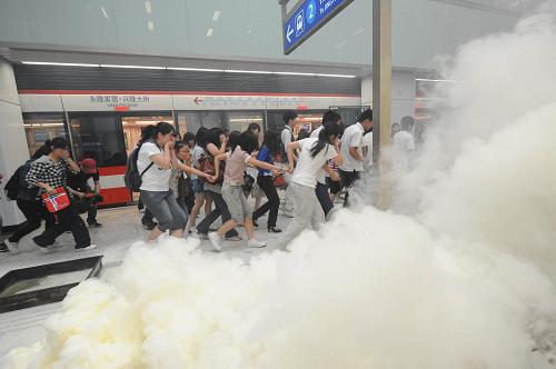 5月26日,“乘客”迅速撤離列車。新華社記者 孫參 攝