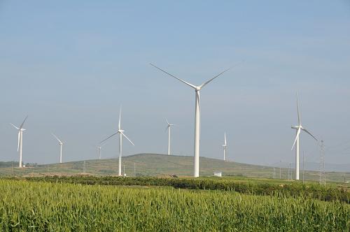 6月6日在山東省乳山市風(fēng)電項目區(qū)拍攝的風(fēng)力發(fā)電機組。山東省乳山市風(fēng)電項目一期工程的28臺1500千瓦風(fēng)電機組目前已全部完工,電網(wǎng)架設(shè)進入尾聲,6月底前將實現(xiàn)并網(wǎng)發(fā)電,并網(wǎng)后預(yù)計每年可發(fā)電7000萬千瓦時。該項目位于乳山海陽所鎮(zhèn)險島和姜格村山脊一帶,項目規(guī)劃裝機容量150兆瓦。新華社發(fā)(劉國賢 攝)