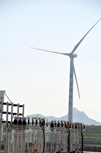 山東省乳山市風(fēng)電項目一期工程的28臺1500千瓦風(fēng)電機組目前已全部完工,電網(wǎng)架設(shè)進入尾聲,6月底前將實現(xiàn)并網(wǎng)發(fā)電,并網(wǎng)后預(yù)計每年可發(fā)電7000萬千瓦時。該項目位于乳山海陽所鎮(zhèn)險島和姜格村山脊一帶,項目規(guī)劃裝機容量150兆瓦。新華社發(fā)(劉國賢 攝)