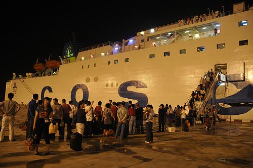 6月26日晚,搭乘“中遠之星”客滾輪的赴臺旅客正在排隊登輪。新華社發(fā)(王天榮 攝)