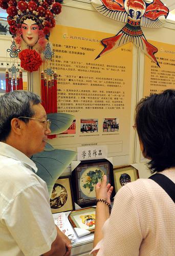 7月12日,社會組織工作人員在展會上商談合作事宜.當日,“北京市政府購買社會組織公益服務(wù)項目推介展示暨資源配置大會”在京召開。據(jù)介紹,從2010年起,北京市民政局等政府部門將為公益項目的投資方和需求方搭建平臺,實現(xiàn)供需對接,讓好的公益服務(wù)項目及時落地。同時,北京市政府部門還將出資上億元,購買300個社會組織的公益服務(wù)項目。這300個項目將主要涉及與民生密切相關(guān)的扶貧救助、扶老助殘、醫(yī)療衛(wèi)生、婦幼保護、促進就業(yè)等十大領(lǐng)域。