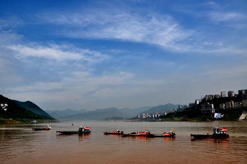 7月12日,環(huán)衛(wèi)工人在三峽庫(kù)區(qū)重慶云陽(yáng)水域打撈漂浮物。受近日長(zhǎng)江上游連降暴雨影響,三峽庫(kù)區(qū)漂浮物增多。與三峽蓄水清漂不同的是,暴雨帶來的漂浮物流速較快,危害相對(duì)較大。庫(kù)區(qū)腹地的云陽(yáng)縣今年首次啟動(dòng)應(yīng)急清漂機(jī)制,組織20余只清漂船圍追堵截漂浮物,減少下游及三峽壩區(qū)清漂壓力,確保三峽工程運(yùn)行安全。