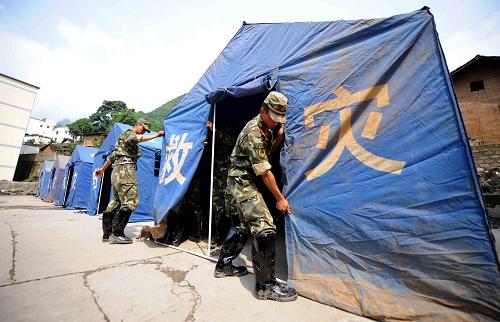 7月14日,武警昭通支隊(duì)的官兵為災(zāi)區(qū)群眾搭建帳篷。發(fā)生特大山洪泥石流災(zāi)害的云南巧家縣小河鎮(zhèn)從7月13日晚開(kāi)始安置受災(zāi)群眾,設(shè)立醫(yī)療救助點(diǎn),在學(xué)校搭建臨時(shí)救災(zāi)帳篷,做好衛(wèi)生防疫工作,組織干部群眾為受災(zāi)人員提供三餐,確保受災(zāi)群眾得到妥善安置。