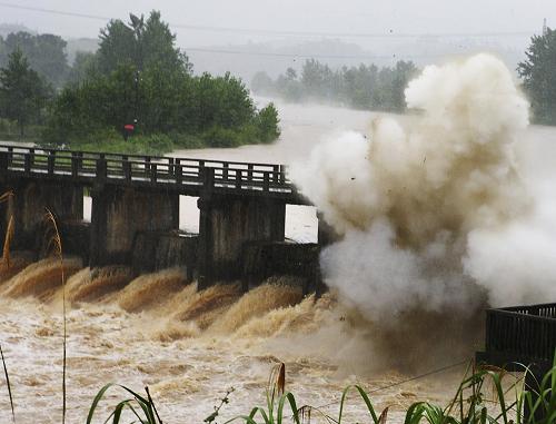 7月14日拍攝的湖北省咸寧市馬橋鎮(zhèn)高賽水電站攔水壩爆破瞬間。當日,咸寧市咸安區(qū)馬橋鎮(zhèn)高賽水電站的攔水壩實施爆破泄洪。受強降雨影響,咸寧市南川水庫水位超過警戒線,水庫下游至馬橋鎮(zhèn)高賽水電站間部分地區(qū)出現(xiàn)內(nèi)澇。咸安區(qū)防汛指揮部決定爆破高賽水電站的部分攔水壩,確保南川水庫及時泄洪。