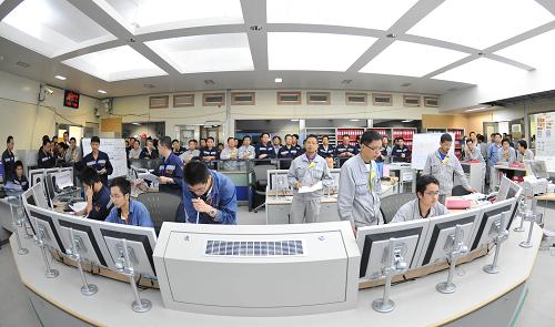 7月15日,工作人員操作嶺澳核電站二期1號機(jī)組并網(wǎng)發(fā)電。當(dāng)日,我國首座采用自主品牌核電技術(shù)建設(shè)的核電機(jī)組——中廣核嶺澳核電站二期1號機(jī)組首次并網(wǎng)成功,成為我國第12座并網(wǎng)發(fā)電的核電機(jī)組。位于深圳大亞灣的嶺澳核電站二期是國家核電自主化依托項目。項目采用中廣核集團(tuán)具有自主品牌的中國改進(jìn)型壓水堆核電技術(shù)路線CPR1000,建設(shè)兩臺單機(jī)容量為108萬千瓦級的壓水堆核電機(jī)組。中廣核有關(guān)專家表示,隨著嶺澳核電站二期1號機(jī)組建成投產(chǎn),我國將全面掌握二代改進(jìn)型百萬千瓦級核電站技術(shù),基本形成自主品牌核電站設(shè)計自主化和設(shè)備制造國產(chǎn)化能力,為高起點(diǎn)引進(jìn)、消化、吸收第三代核電技術(shù)打下堅實(shí)的基礎(chǔ)。
