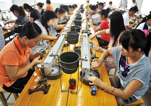 7月15日,廣西來賓市興賓區(qū)農(nóng)民在接受寶石加工技術(shù)培訓(xùn)。為幫助農(nóng)村富余勞動(dòng)力自主創(chuàng)業(yè)和自謀職業(yè),廣西來賓市興賓區(qū)宏業(yè)職業(yè)技能培訓(xùn)中心選擇了寶石加工、電工、電焊、電子等易學(xué)易創(chuàng)業(yè)的項(xiàng)目開展技能培訓(xùn)。目前,該中心已培訓(xùn)農(nóng)村富余勞動(dòng)力4000余人次。