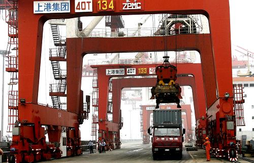 集裝箱車輛在上海港外高橋碼頭裝卸集裝箱(7月5日攝)。7月15日,國家統(tǒng)計局宣布,上半年中國國內(nèi)生產(chǎn)總值為172840億元,按可比價格計算同比增長11.1%,比上年同期加快3.7個百分點(diǎn)。初步測算,上半年中國第一產(chǎn)業(yè)增加值為13367億元,同比增長3.6%;第二產(chǎn)業(yè)增加值85830億元,增長13.2%;第三產(chǎn)業(yè)增加值73643億元,增長9.6%。