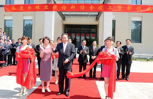7月15日,正在塞爾維亞進(jìn)行正式友好訪問(wèn)的中國(guó)全國(guó)人大常委會(huì)委員長(zhǎng)吳邦國(guó)在貝爾格萊德出席中國(guó)駐塞爾維亞使館新館舍竣工儀式。這是吳邦國(guó)在新館舍竣工儀式上剪彩。