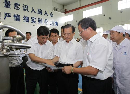 這是7月17日,溫家寶考察中國航天科技集團(tuán)第六研究院,聽取新產(chǎn)品新技術(shù)研發(fā)情況的介紹。新華社記者樊如鈞攝
