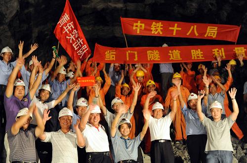 7月18日,中鐵十八局集團廈深鐵路建設(shè)者歡慶隧道貫通。當(dāng)日,擔(dān)負國家重點鐵路客運專線廈深(廈門至深圳)鐵路鲘門隧道施工的中鐵十八局集團公司建設(shè)者歷經(jīng)500多個日夜的艱苦奮戰(zhàn),克服了地質(zhì)復(fù)雜、斷層破碎等艱難險阻,順利貫通了廈深鐵路重難點工程之一、全長3052米的鲘門隧道。 新華社記者 楊宗友 攝