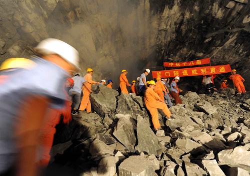 7月18日,中鐵十八局集團廈深鐵路建設(shè)者奔向掌子面歡慶隧道貫通。 新華社記者 楊宗友 攝
