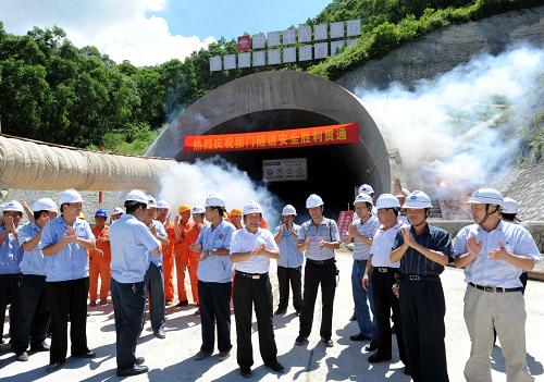 7月18日,中鐵十八局集團廈深鐵路建設(shè)者歡慶隧道貫通。 新華社記者 楊宗友 攝