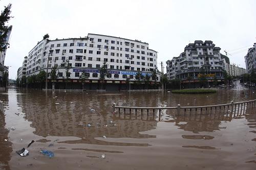 7月18日,渠江上游洶涌而來(lái)的洪水漫過(guò)四川廣安市城區(qū)。新華社發(fā)