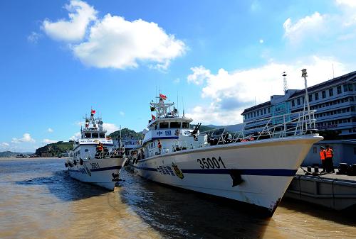 7月18日,從上海輪換歸來的福建海警一支隊(duì)35001、35011艇緩緩靠泊福州海警基地碼頭。 新華社記者 張國俊 攝