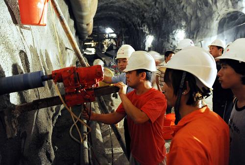 7月19日,中鐵十八局集團(tuán)建設(shè)者在貴竹嶺隧道施工。正在建設(shè)中的國家重點鐵路建設(shè)工程廈(門)深(圳)鐵路客運專線全長501.7公里、總投資288.3億元。參加廈深鐵路廣東段建設(shè)的中鐵十八局集團(tuán)公司4000多名建設(shè)者克服地質(zhì)復(fù)雜、高溫和海上作業(yè)等困難,晝夜艱苦奮戰(zhàn),科學(xué)組織施工,目前所擔(dān)負(fù)的橋梁、隧道等重難點工程進(jìn)展順利。
