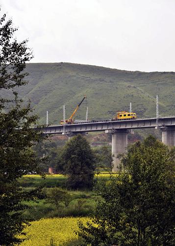 7月21日,中鐵電氣化局西安電化公司的工作人員在西寧市湟源縣境內(nèi)的西格二線巴燕特大橋上施工。新華社發(fā)(倪樹斌 攝)