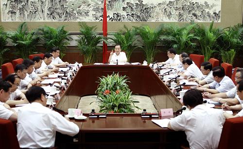 8月17日,國(guó)務(wù)院總理、國(guó)務(wù)院振興東北地區(qū)等老工業(yè)基地領(lǐng)導(dǎo)小組組長(zhǎng)溫家寶在北京主持召開領(lǐng)導(dǎo)小組第二次全體會(huì)議。國(guó)務(wù)院副總理、國(guó)務(wù)院振興東北地區(qū)等老工業(yè)基地領(lǐng)導(dǎo)小組副組長(zhǎng)李克強(qiáng),國(guó)務(wù)院副總理回良玉出席會(huì)議。 新華社記者 劉建生 攝