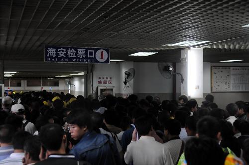 10月4日,滯留秀英港的旅客準(zhǔn)備檢票登船。新華社記者 王存福 攝