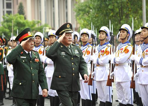 10月10日,在越南河內(nèi),中國國務(wù)委員兼國防部長梁光烈(前右)在越南國防部長馮光青的陪同下檢閱儀仗隊。當日,越南國防部長馮光青在國防部指揮所舉行儀式,歡迎到防的中國國務(wù)委員兼國防部長梁光烈。應(yīng)越南國防部長馮光青邀請,中國國務(wù)委員兼國防部長梁光烈于10日—13日赴越南出席首屆東盟防長擴大會并訪問越南。 新華社記者 黃曉勇 攝