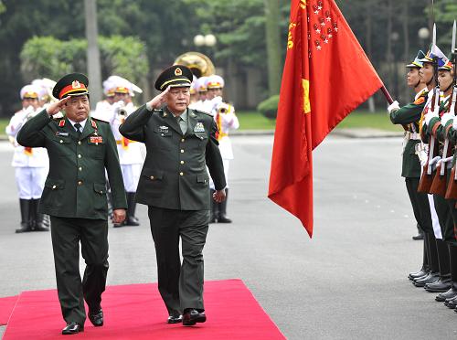 10月10日,在越南河內(nèi),中國國務(wù)委員兼國防部長梁光烈(左二)在越南國防部長馮光青的陪同下檢閱儀仗隊。 新華社記者 黃曉勇 攝