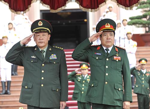 10月10日,在越南河內(nèi),越南國防部長馮光青(前右)舉行儀式歡迎到訪的中國國務(wù)委員兼國防部長梁光烈(前左)。新華社記者 黃曉勇 攝