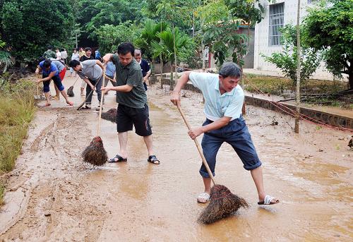 10月10日,積水退去后,文昌市后坡村的村民在清理道路淤泥。當日,海南文昌市區(qū)主要被淹道路的積水已經(jīng)基本退去,群眾開始生產(chǎn)自救。文昌市疾病防控中心全員出動開展衛(wèi)生防疫工作,每天定時噴灑藥物消毒,保證大災之后無大疫。由于持續(xù)強降雨和海水漲潮,文昌市老城區(qū)和低洼地段大面積積水,積水最深達到4米。全市17個鎮(zhèn)128個自然村也受到不同程度的水淹,受災人口18.6萬人。新華社記者 傅勇濤 攝