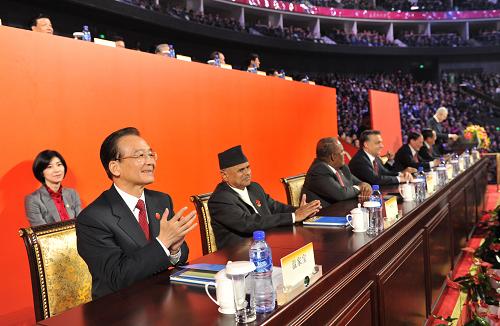 這是中國(guó)國(guó)務(wù)院總理溫家寶與中外嘉賓在主席臺(tái)就座。新華社記者 黃敬文 攝
