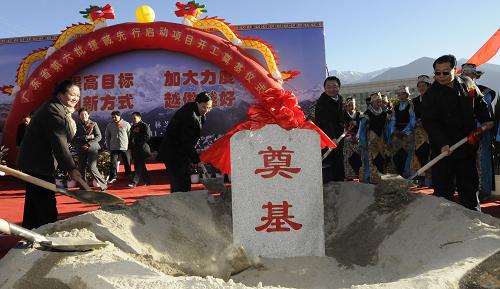 11月25日,廣東省第六批援藏項(xiàng)目在西藏林芝地區(qū)八一鎮(zhèn)新區(qū)啟動(dòng)。此次啟動(dòng)的是廣東省第六批援藏項(xiàng)目的第一部分,共有22個(gè),總投資8716.8萬(wàn)元,將重點(diǎn)改善農(nóng)牧民生產(chǎn)生活條件,加大對(duì)林芝地區(qū)小康示范村、安居工程、藏藥產(chǎn)業(yè)的支持力度。廣東省第六批援藏項(xiàng)目的其余部分將分批逐步在林芝地區(qū)啟動(dòng)。新華社發(fā)(王長(zhǎng)江 攝)