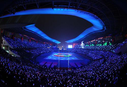 12月12日,2010年亞殘運會開幕式在廣州舉行。這是開幕式前的倒計時表演《奔跑》。新華社記者 韓傳號 攝