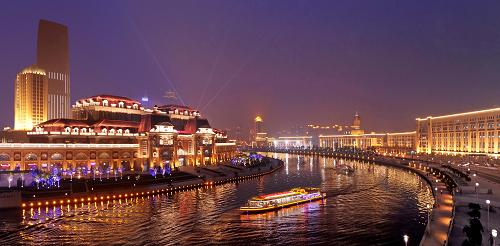 整治一新的海河兩岸,成為天津一道亮麗的風(fēng)景,夜景更是浪漫迷人(2010年9月6日攝)。這里是我國(guó)北方最大的沿海城市,這里是中國(guó)近代工業(yè)的發(fā)源地。站在新的發(fā)展起點(diǎn)上,致力于建設(shè)國(guó)際港口城市、北方經(jīng)濟(jì)中心和生態(tài)城市的天津,“十一五”期間,特別是近3年來(lái),以城市規(guī)劃為綱,大刀闊斧調(diào)整城市布局,連續(xù)實(shí)施3輪市容環(huán)境綜合整治,城市面貌煥然一新,城市競(jìng)爭(zhēng)力顯著增強(qiáng)。新華社發(fā)(史蒿 攝)