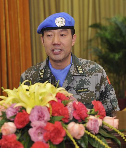 這是北京軍區(qū)某工兵團(tuán)團(tuán)長(zhǎng)江漢剛發(fā)言。 新華社記者 黃敬文 攝