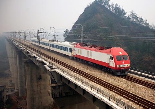 12月19日,一輛檢測車通過宜萬鐵路湖北恩施清江特大橋。12月22日,我國建設(shè)難度最大的山區(qū)鐵路宜萬鐵路將正式通車。運營初期,宜萬鐵路將開行旅客列車5對,2011年1月11日起將開行14對。新華社發(fā)(田代明 攝)