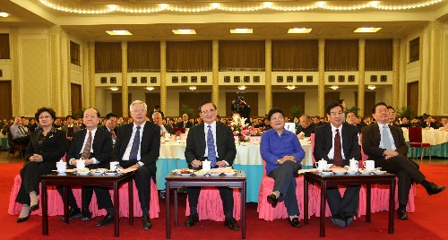 1月18日,全國人大華僑委員會、國務院僑務辦公室、全國政協(xié)港澳臺僑委員會、中國致公黨中央委員會、中華全國歸國華僑聯(lián)合會在北京人民大會堂舉行2008年首都僑界新春茶話會。國務委員唐家璇出席并講話。全國人大常委會副委員長顧秀蓮,全國政協(xié)副主席羅豪才、李蒙等出席茶話會。 新華社記者 龐興雷 攝