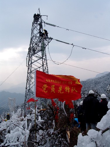 1月中旬以來(lái),大范圍雨雪天氣席卷我國(guó)南方大部分地區(qū)。南方電網(wǎng)區(qū)域內(nèi)先后有90個(gè)縣市受停電影響,2200多萬(wàn)人陷入無(wú)電照明、無(wú)電取暖、無(wú)電煮飯等困苦之中。在這場(chǎng)人與自然驚心動(dòng)魄的搏斗中,中國(guó)南方電網(wǎng)公司在各級(jí)黨委、政府的全力支持下,在社會(huì)各界的熱心幫助下,以高昂的斗志,飽滿的激情,萬(wàn)眾一心,克服了一個(gè)個(gè)難以想象的困難,譜寫(xiě)了一曲曲英雄壯歌。 這是桂林供電局抗冰救災(zāi)搶險(xiǎn)黨員先鋒隊(duì)在220千伏沙侯線搶修現(xiàn)場(chǎng)(2月3日攝)。新華社發(fā)(熊劍 攝)