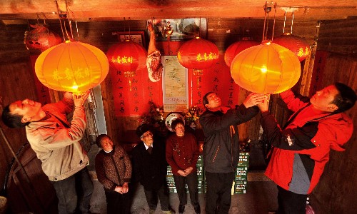 2月29日,在曾斷電26天的浙江省武義縣新宅鎮(zhèn)安鳳村,村民朱志武(前右一)一家人掛起大紅燈籠慶賀恢復(fù)供電。當日,浙江省遭受雪災(zāi)停電的8756個行政村全部恢復(fù)供電。1月中旬以來,罕見雪災(zāi)重創(chuàng)浙江電網(wǎng),造成該省農(nóng)村341個鄉(xiāng)鎮(zhèn)的8756個行政村斷電,183.6萬農(nóng)戶的生產(chǎn)生活受到嚴重影響。浙江5萬多名電力職工經(jīng)過40多天來的全力抗災(zāi)搶險,使浙江遭受雪災(zāi)停電的所有行政村全部恢復(fù)供電。新華社記者 譚進 攝