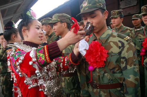 3月8日,少數(shù)民族姑娘向子弟兵敬酒。當(dāng)日,駐渝某部隊(duì)600多名解放軍官兵圓滿完成貴州省黔東南苗族侗族自治州電網(wǎng)援建任務(wù)后,從凱里登上返程列車。當(dāng)?shù)財(cái)?shù)千名少數(shù)民族群眾前來歡送子弟兵。這批官兵在黔東南州援助電網(wǎng)搶修工作歷時(shí)近一個(gè)月。新華社發(fā)(吳如雄 攝)