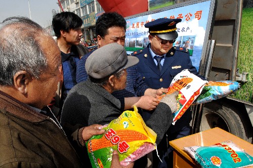 3月17日,工商人員正在賀蘭縣洪廣鎮(zhèn)農(nóng)資集市現(xiàn)場幫助農(nóng)民識別玉米種子,防止摻雜使假、以次充好等假冒偽劣種子進(jìn)入市場。近日,銀川市工商部門啟動了“紅盾護(hù)農(nóng)”農(nóng)資打假專項治理行動,通過開展12315申訴舉報進(jìn)市場、進(jìn)鄉(xiāng)鎮(zhèn)、進(jìn)商家等活動,及時解決因種子、化肥、農(nóng)藥等農(nóng)資商品消費(fèi)引發(fā)的投訴,同時加大對制假售假、坑農(nóng)害農(nóng)行為的打擊力度,為春耕生產(chǎn)保駕護(hù)航。新華社記者 李紫恒 攝