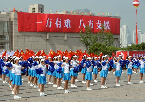 5月17日,青年們迎接奧運圣火。當日,北京奧運圣火傳遞活動在浙江溫州舉行。新華社記者 徐昱 攝