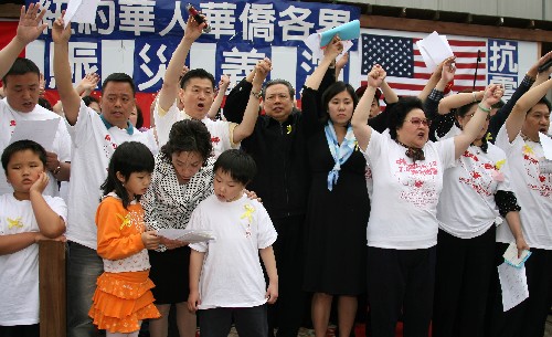 5月18日,在美國紐約,中國駐紐約總領(lǐng)事彭克玉(中)與當(dāng)?shù)厝A僑華人在賑災(zāi)義演現(xiàn)場手牽手合唱《讓世界充滿愛》。當(dāng)天,紐約華僑華人舉辦“眾志成城——紐約華人華僑各界賑災(zāi)義演”,200多位演藝界人士與到場觀眾一起哀悼四川汶川大地震遇難者,并為災(zāi)區(qū)踴躍捐款。新華社記者 侯俊 攝