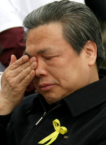 5月18日,在美國紐約,中國駐紐約總領(lǐng)事彭克玉在賑災(zāi)義演現(xiàn)場擦拭眼淚。當(dāng)天,紐約華僑華人舉辦“眾志成城——紐約華人華僑各界賑災(zāi)義演”,200多位演藝界人士與到場觀眾一起哀悼四川汶川大地震遇難者,并為災(zāi)區(qū)踴躍捐款。新華社記者 侯俊 攝