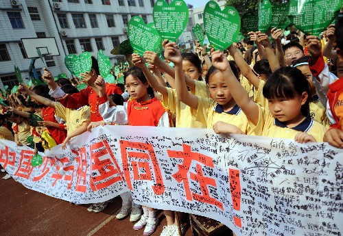 5月19日,湖南長沙曙光小學(xué)學(xué)生為四川地震災(zāi)區(qū)的同齡人祝福。新華社記者 趙眾志 攝