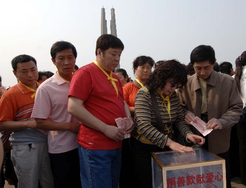 5月20日,在唐山抗震紀(jì)念碑廣場(chǎng),從河北省各地趕來(lái)的唐山地震孤兒們正在捐款。 當(dāng)日,通過(guò)網(wǎng)絡(luò)倡議、電話聯(lián)系等方式,200多名唐山地震孤兒聚集到唐山抗震紀(jì)念碑廣場(chǎng),舉行為四川汶川大地震孤兒獻(xiàn)愛(ài)心的捐獻(xiàn)活動(dòng)。新華社記者 鞏志宏 攝