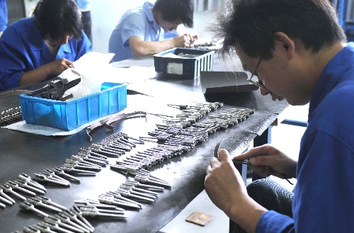 5月20日,在江蘇常州奧創(chuàng)集團的奧斯邁醫(yī)療器械有限公司員工正加緊生產(chǎn)災區(qū)急需的骨科植入物。新華社記者 陳琪 攝