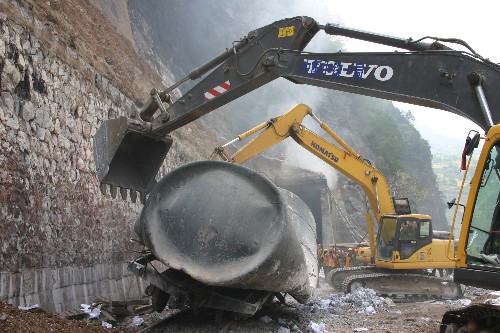 5月20日,挖掘機正在清理最后一輛油罐車。當日下午3時許,隨著最后一輛油罐車被救援車輛拖出隧道,因地震造成寶成鐵路109號隧道塌方后被困在隧道內的12節(jié)起火燃燒的油罐車已被全部清理出洞。至此油罐爆炸安全隱患基本清除。新華社記者都紅剛攝